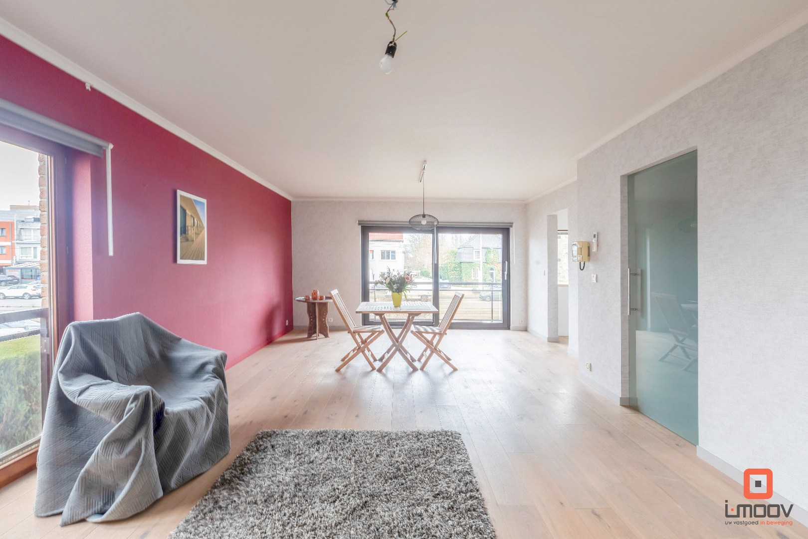 Instapklaar twee-slaapkamerappartement met zonnig terras op sterke locatie in Gentbrugge 