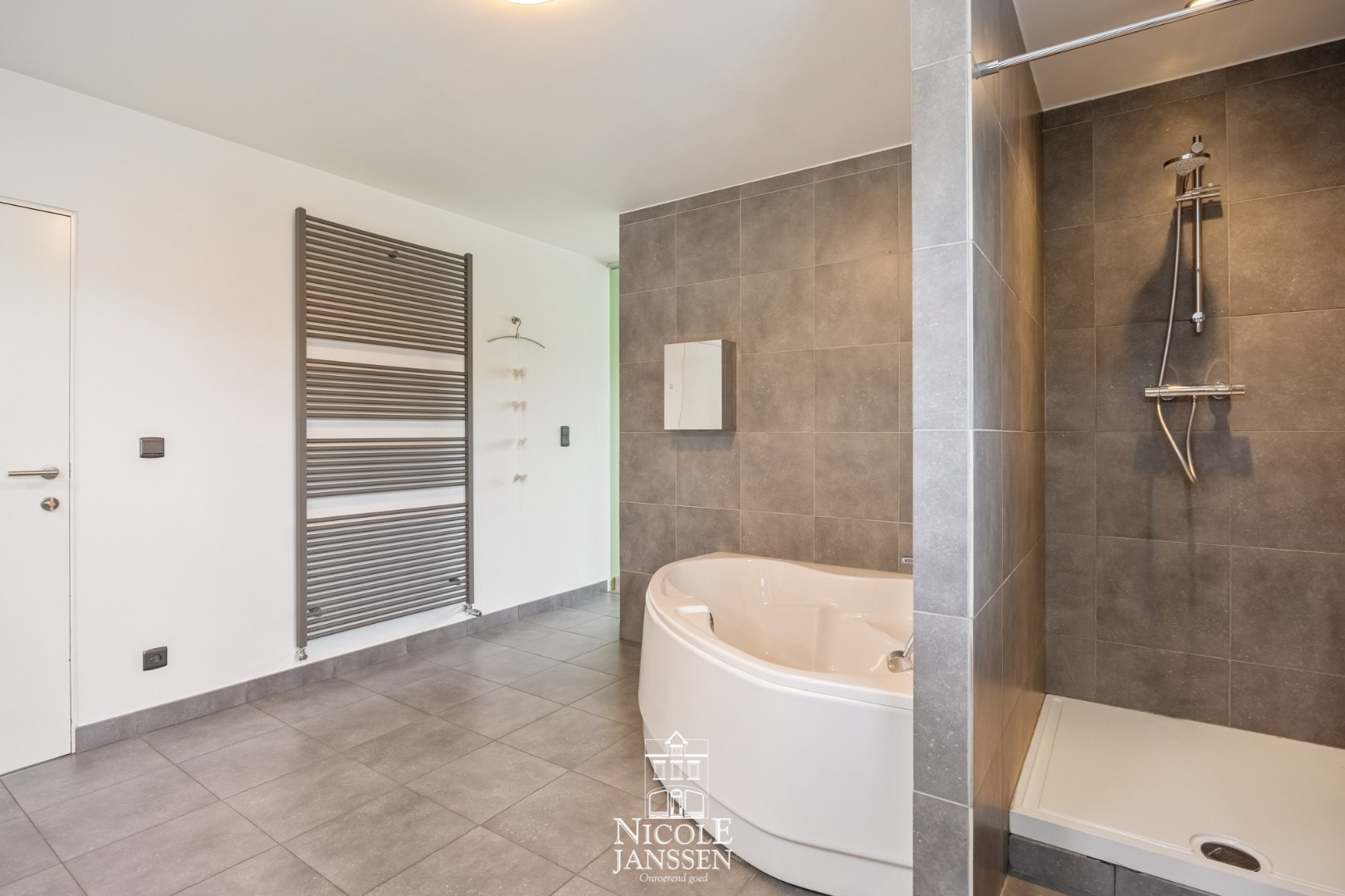 U kan de badkamer ook apart bereiken via de hal op de verdieping 