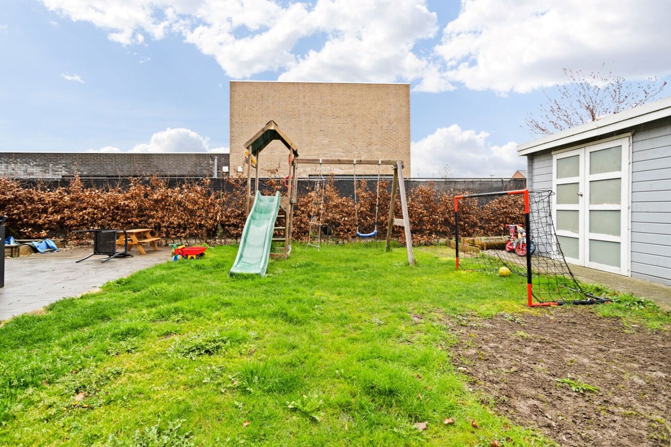 Centraal gelegen, halfopen woning met zonnige tuin 