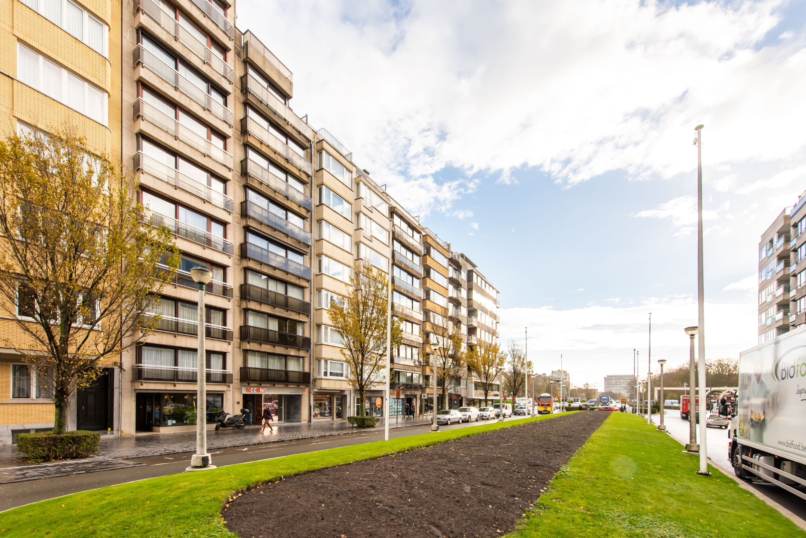 PRACHTIG GERENOVEERD APP. GELEGEN LEOPOLD II LAAN - TOPLIGGING 