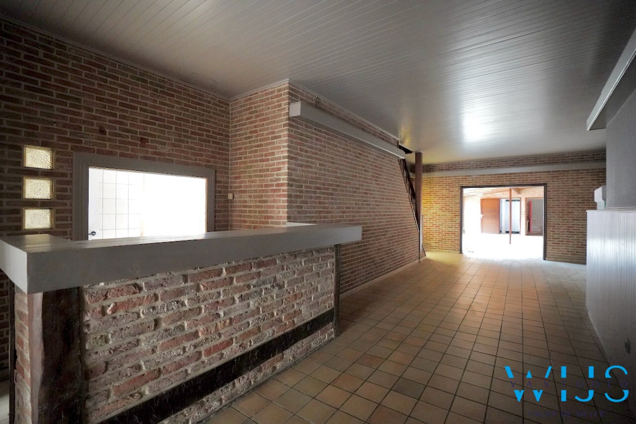 Karaktervol handelspand met woonst op topligging in Assenede! 