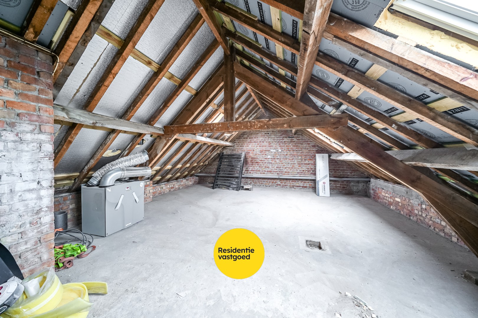 Recent gerenoveerde hoekwoning met garage, koer én dakterras in Stene 