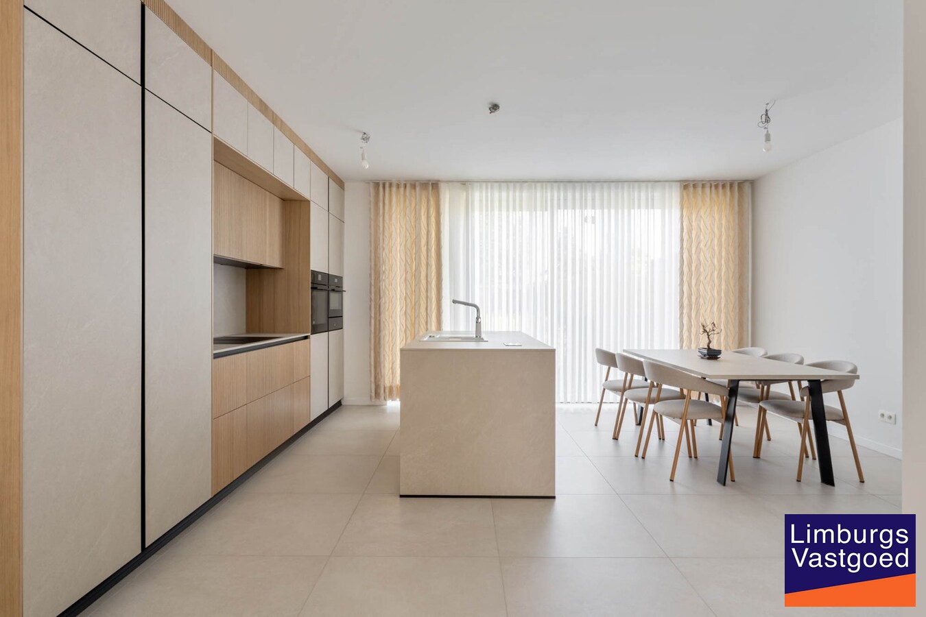 Moderne nieuwbouwwoning, 5 slpk, op een perceel van 4a31ca. 