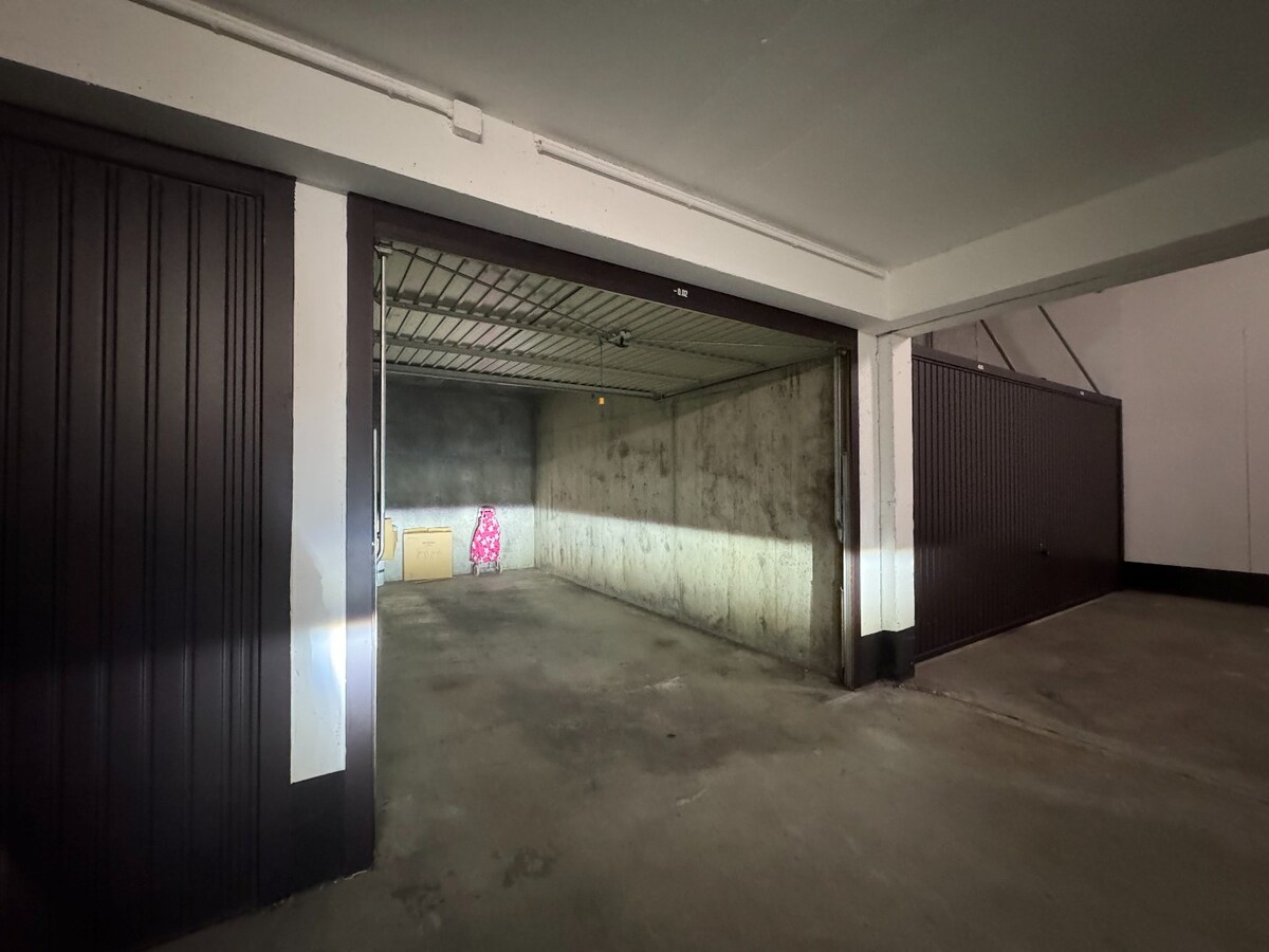 Garagebox te koop nabij de Zeedijk en het Heldenplein te Heist. 