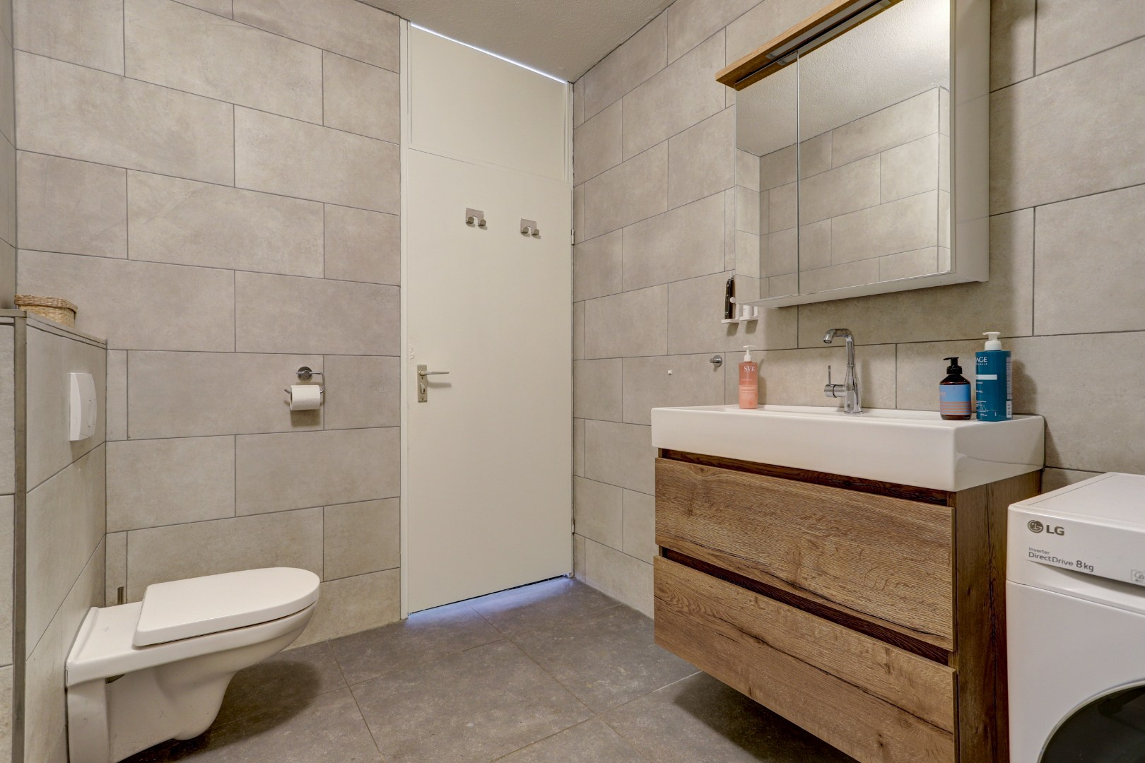 Ruime 4- (voorheen 5) kamer woning op 1e etage met riant terras van 45 m² en een berging en overdekte parkeerplaats op begane grond. 