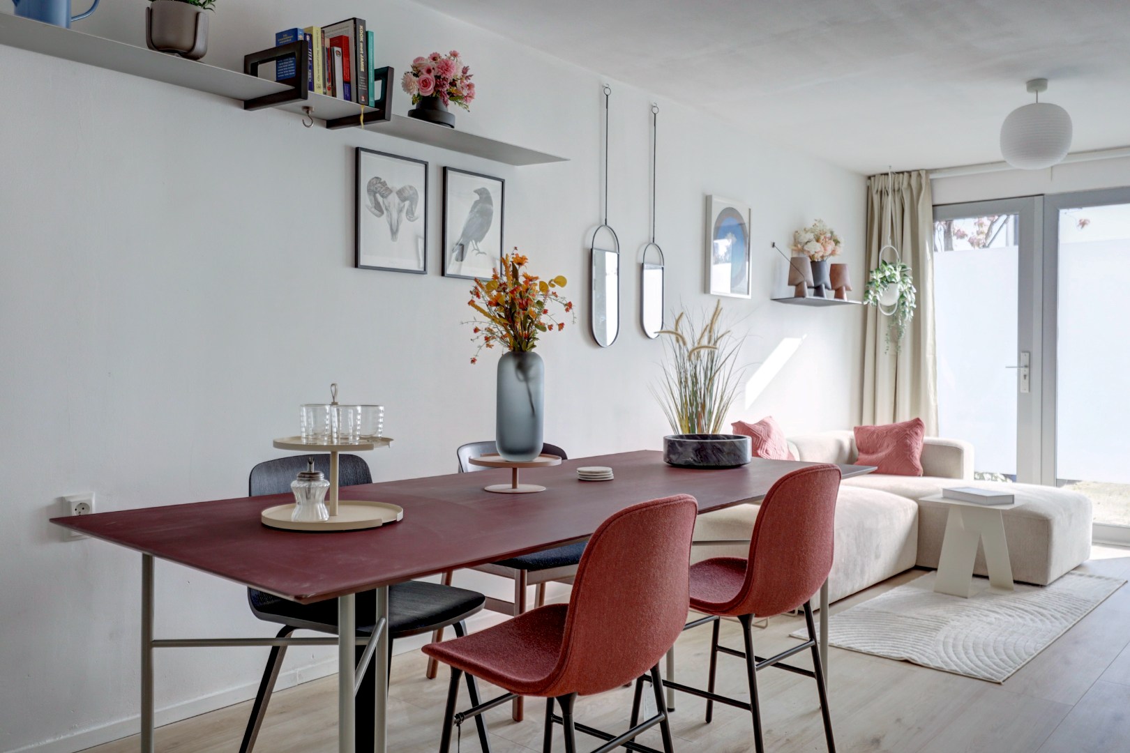 Woon-aanbieding 2 voor de prijs van één! Verrassend ruime 5-kamer woning, zonnige achtertuin, 2 keukens, 2 badkamers, parkeergelegenheid voor de deur.. 