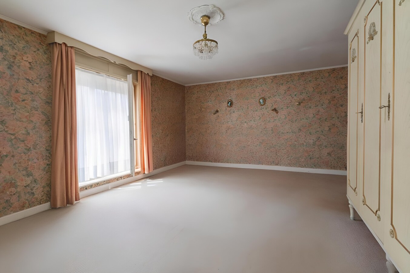 Villa érigée sur 1436m² avec garage, parking et grand jardin, secteur prisé "La Coquinie" !! 