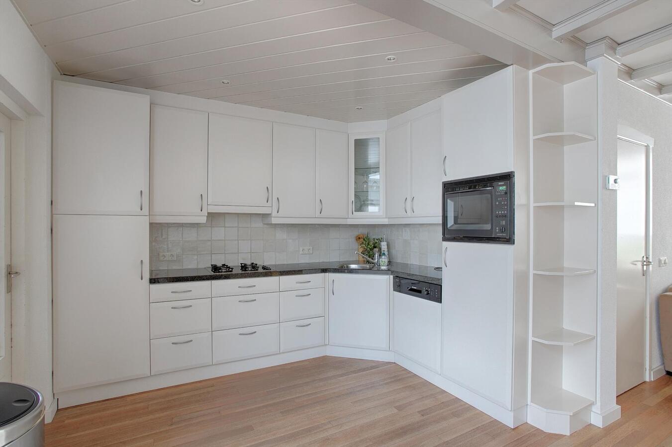 Ruim uitgebouwde hoekwoning met garage, berging, carport en vrije achterom gelegen in een rustige, kindvriendelijke straat tegenover een speelveld op 218 m² aan de Kievit 5 te Luyksgestel. 