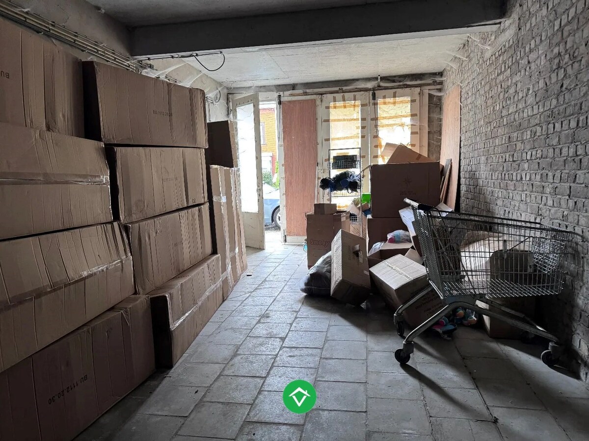 Opbrengsteigendom te koop met ruime garages in Oostende 