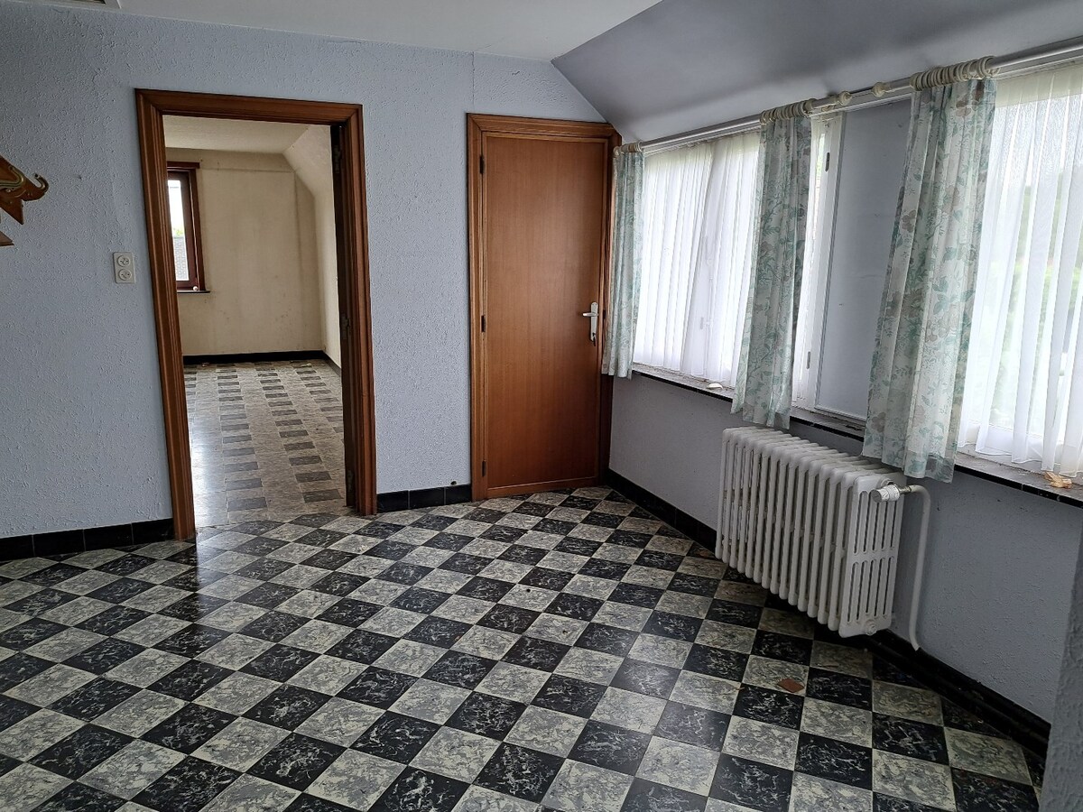 Sur 3200 m² en zone d'habitat vaste ensemble immobilier comprenant une villa de 240m² et 600m² d'entrepôt. 