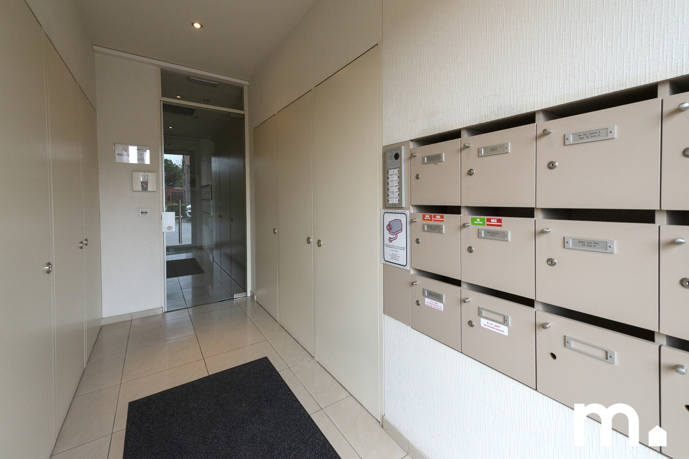 Instapklaar appartement met garage en privé parkeerplaats te koop in Roeselare ! 