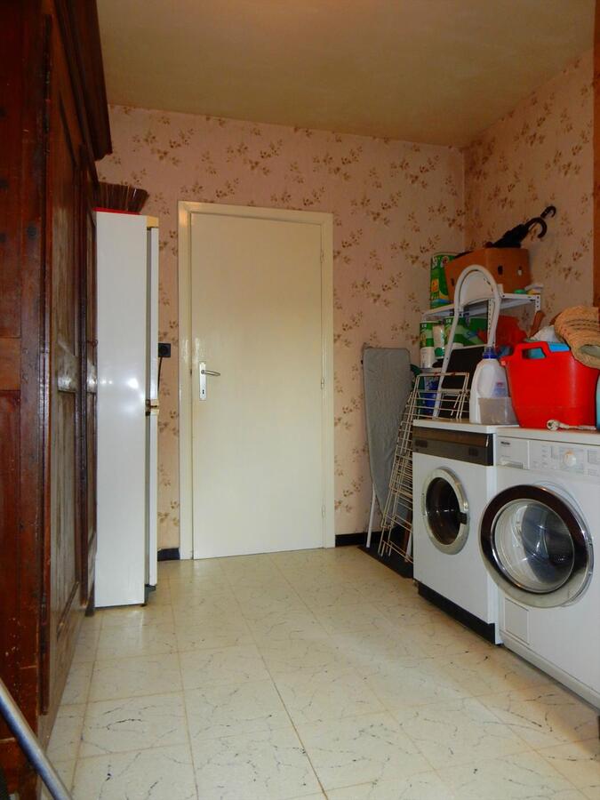 Op te knappen vrijstaande woning 