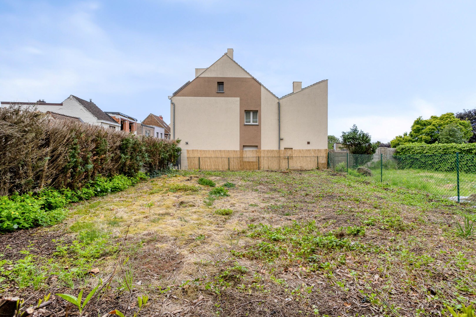 TE RENOVEREN WONING met 2 woonéénheden en tuin – 1640 SINT-GENESIUS-RODE 