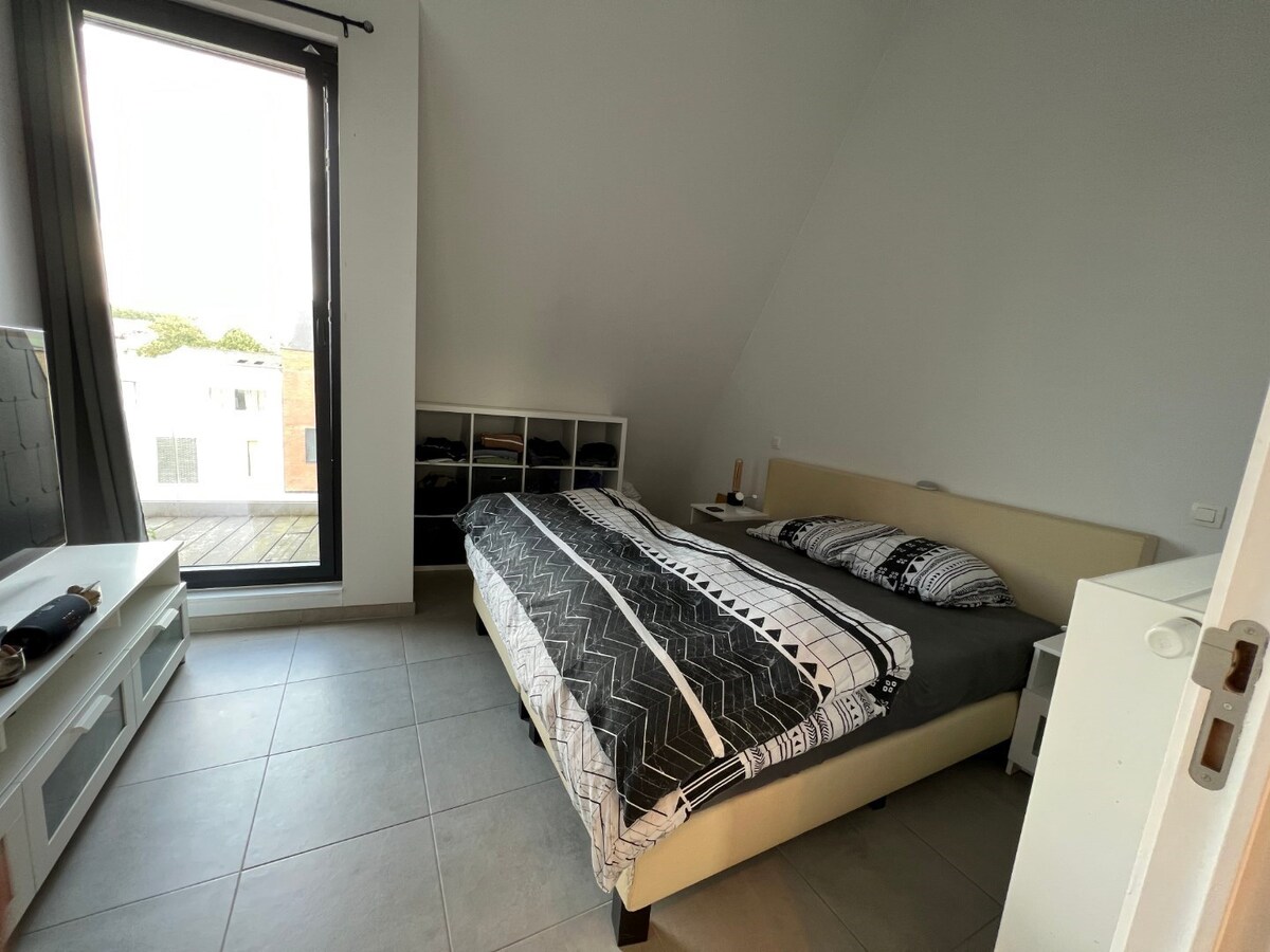 Uniek appartement (2 SUPER terrassen) op de Gaverse Markt !   LOFT-gevoel (hoogte : 3 m). 