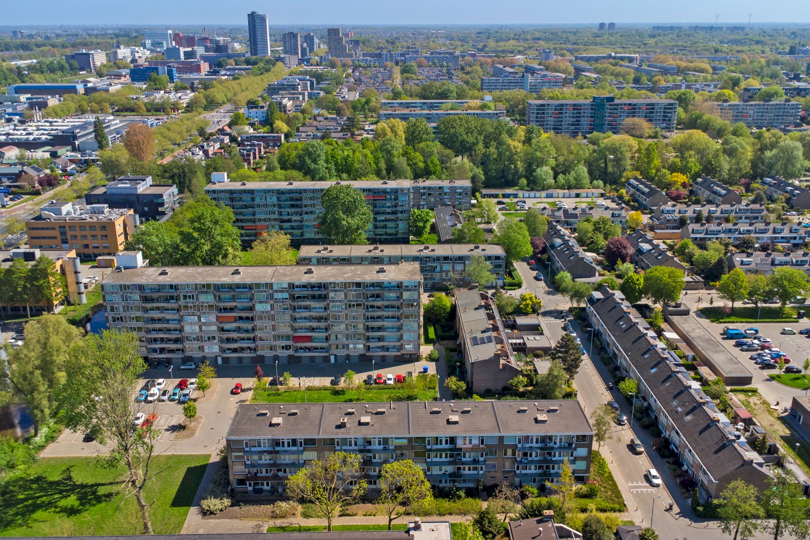 Instapklaar 3- (voorheen 4) kamer appartement op de 2e etage met moderne keuken met kookeiland, 2 balkons, 2 riante slaapkamers, moderne badkamer en gelegen op eigen grond! 