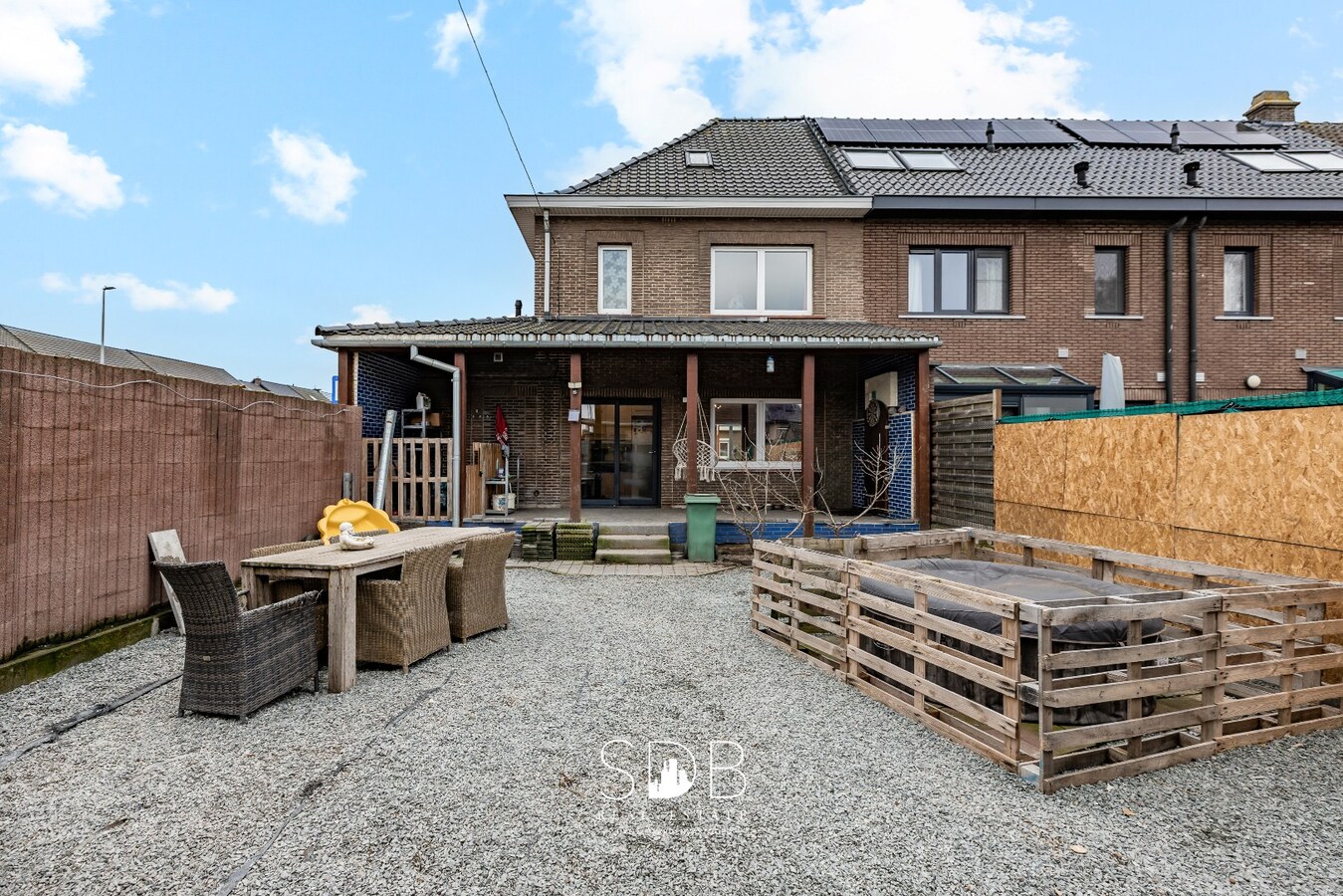 Instapklare half open bebouwing met gezinstuin 