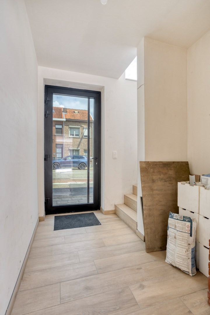 inkomhal met vestiaireruimte