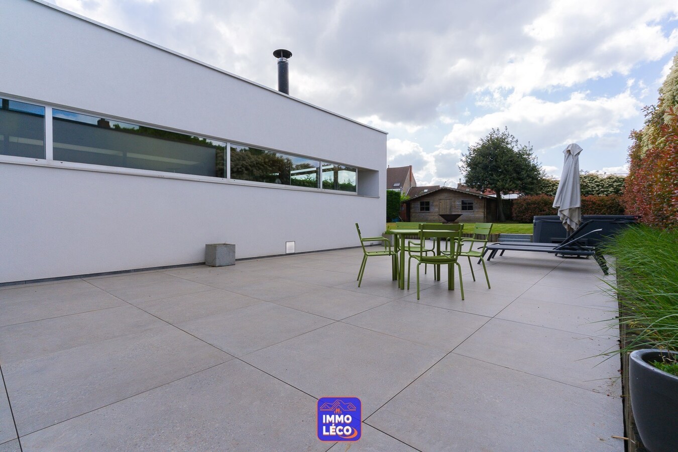 Maison moderne (surface habitable de 486m²), double garage et jardin, en plein centre-ville ! COUP DE COEUR ! 