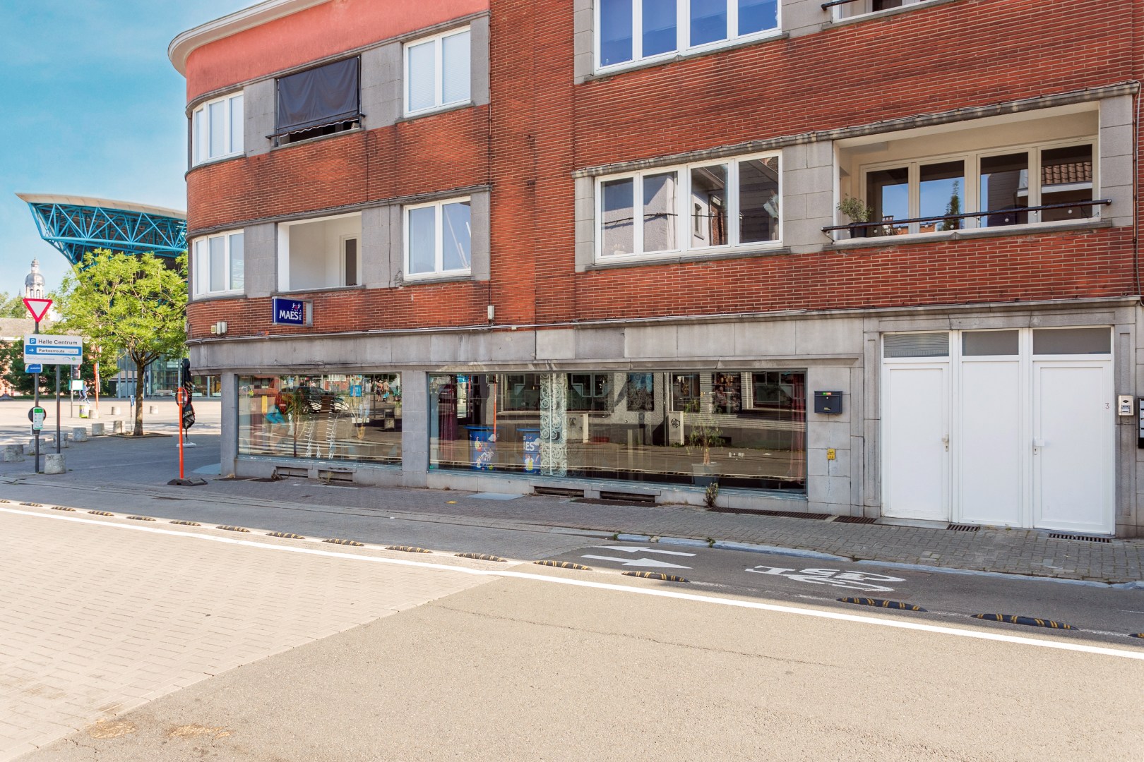 Ruim handelsgelijkvloers in centrum Halle 