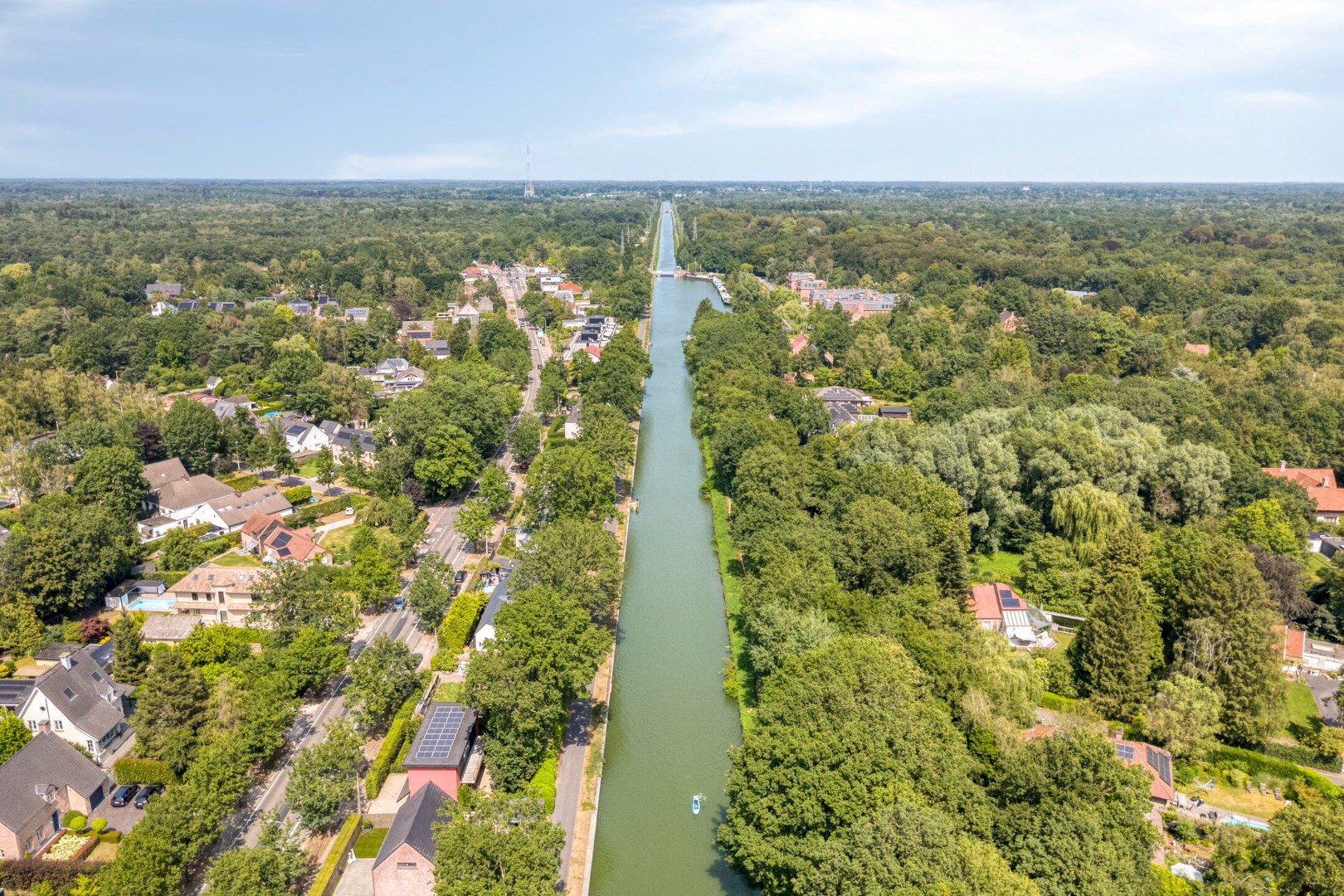 Ruime split-level gezinswoning op een prachtig perceel van 1.238 m² in de gegeerde wijk Elshout te Schoten 