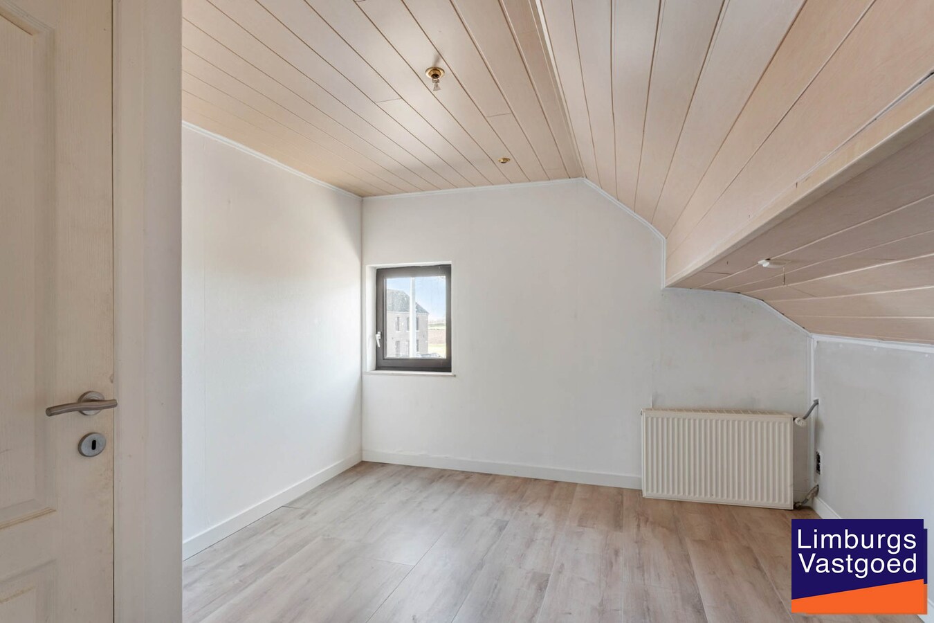 Instapklare woning met ruime loods/werkplaats, 11a 77ca 