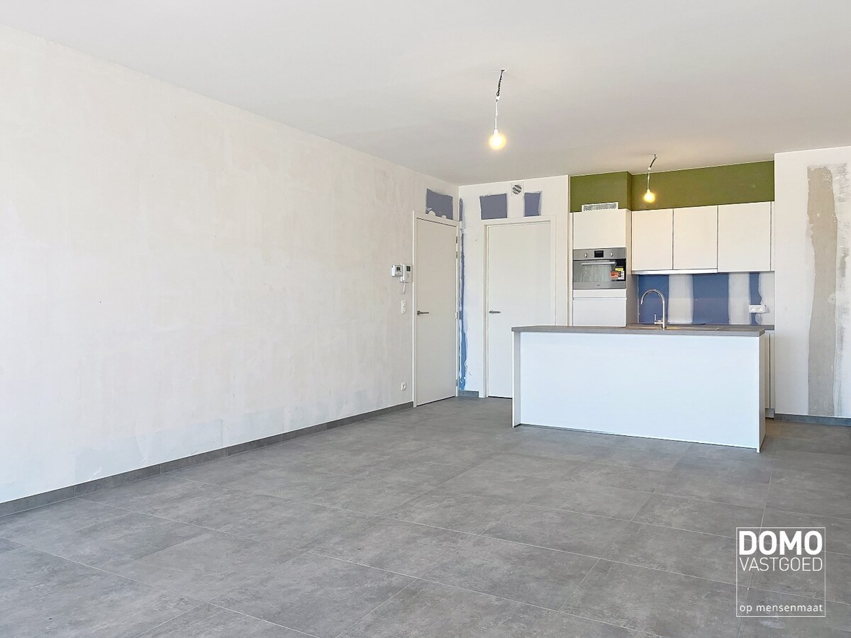 VOLLEDIG AFGEWERKT NIEUWBOUWAPPARTEMENT MET 2 SLAAPKAMERS, TERRAS, ONDERGRONDSE AUTOSTANDPLAATS EN KELDERBERGING IN RESIDENTIE "DE KWINT" TE ZONHOVEN 