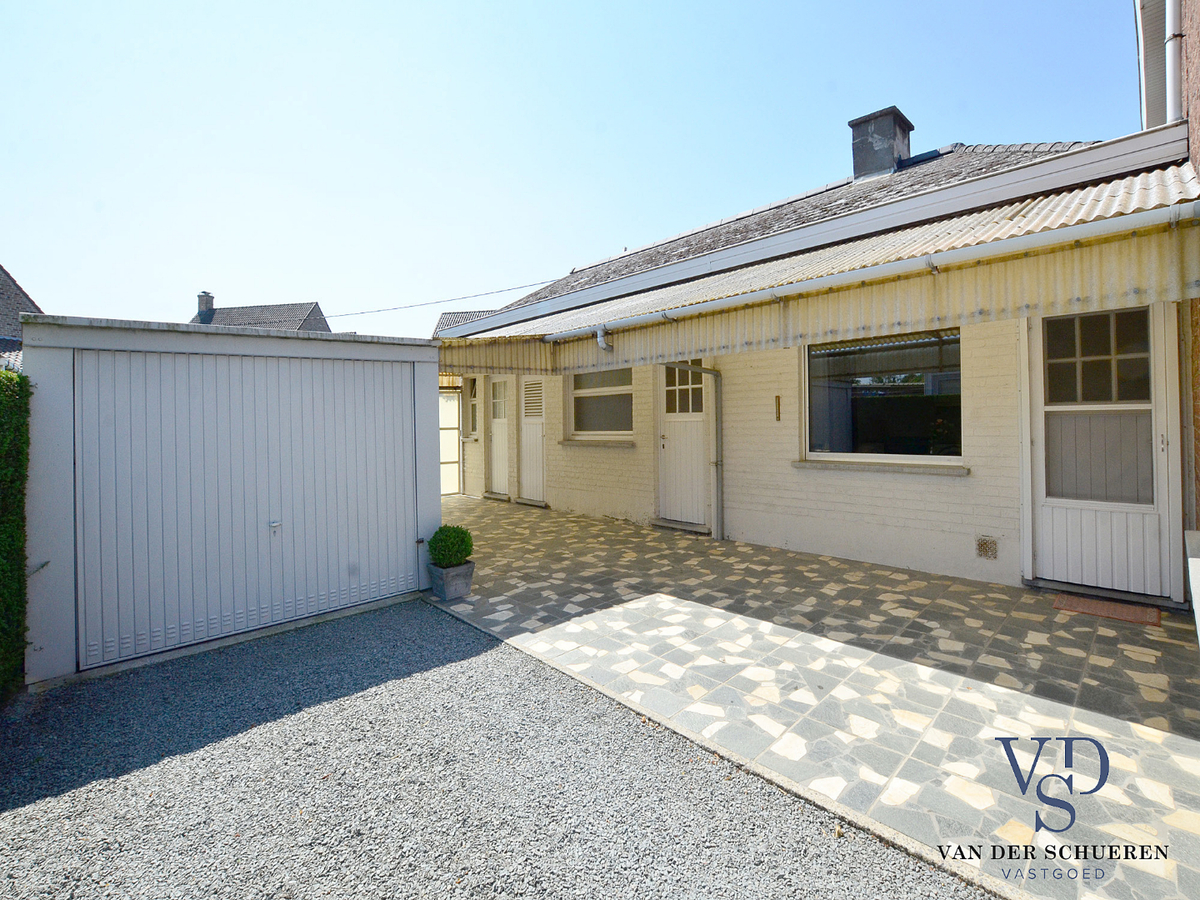 Degelijke woning met tuin en afz. garage. 