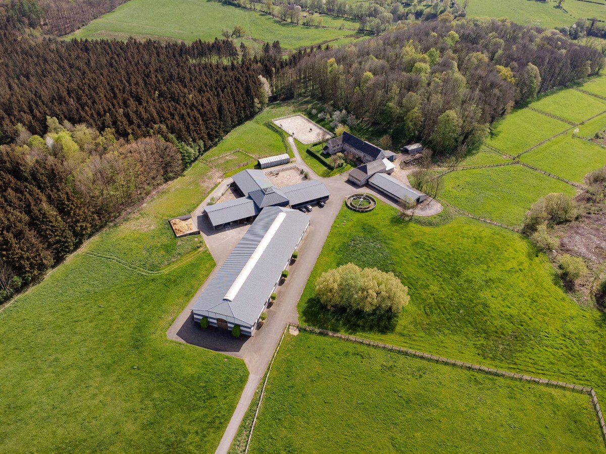 Hippische Complex met woonhuis en appartement op circa 31 Hectare 