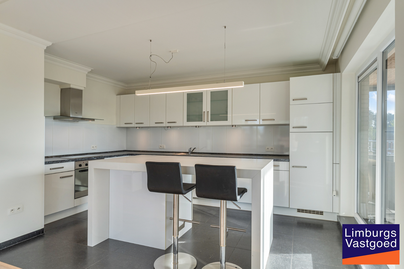 Exclusief penthouse met ruim terras, 2 slpk, extra brede autostaanplaats, centrum Houthalen 