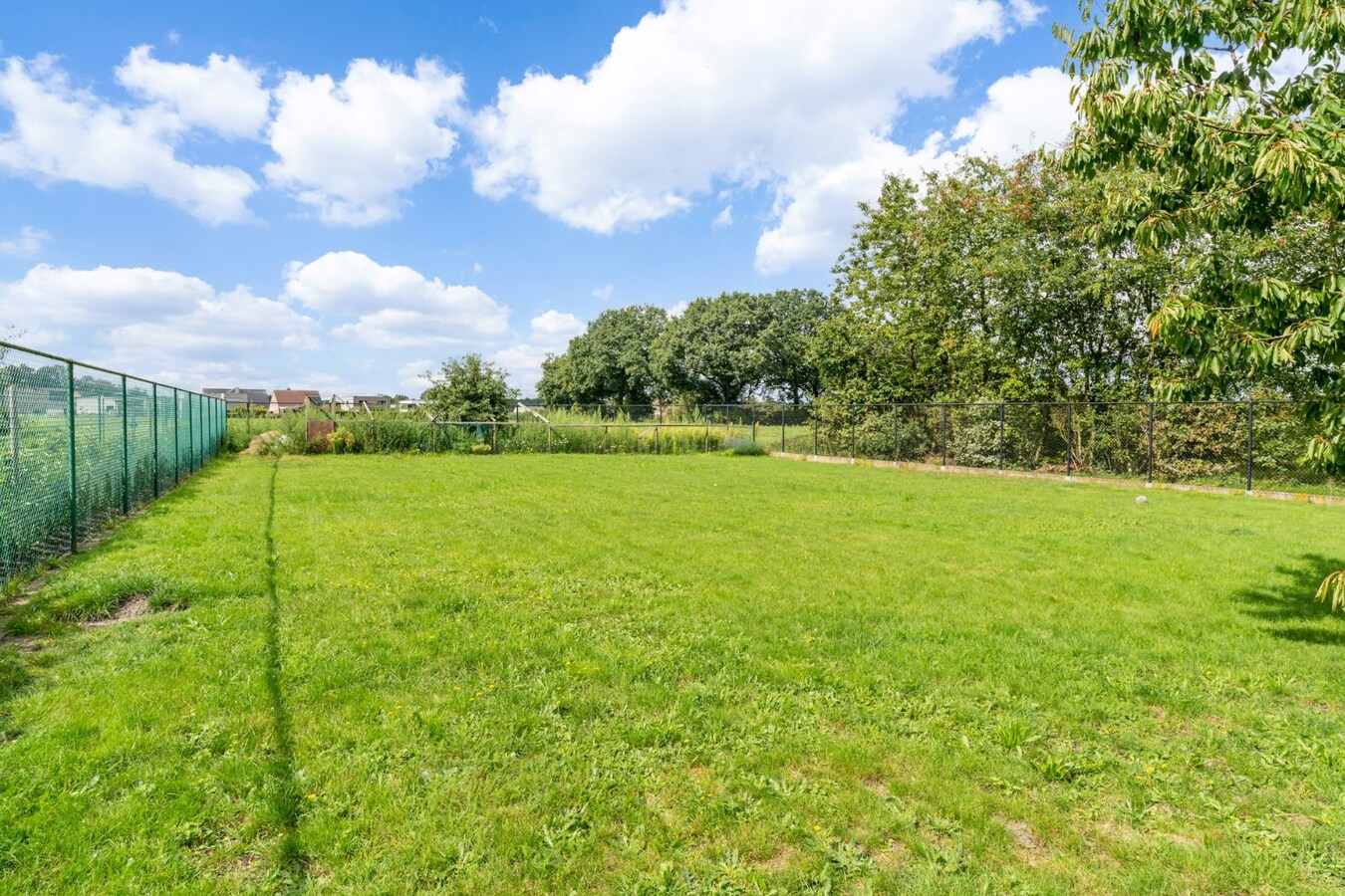 Ruime woning met 4 slaapkamers op een zeer ruim perceel. 