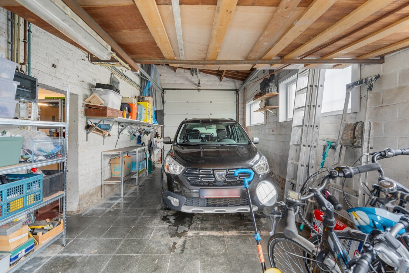 Alleenstaande woning met 3 slaapkamers en 2 garages te Koekelare 
