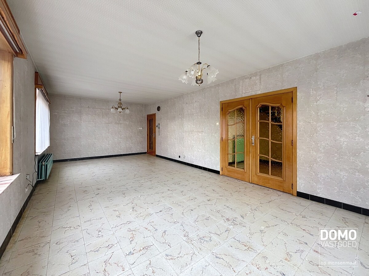 TE RENOVEREN WONING MET GARAGE, 3 SLAAPKAMERS EN GEZELLIGE TUIN OP EEN PERCEEL VAN 8A14CA 