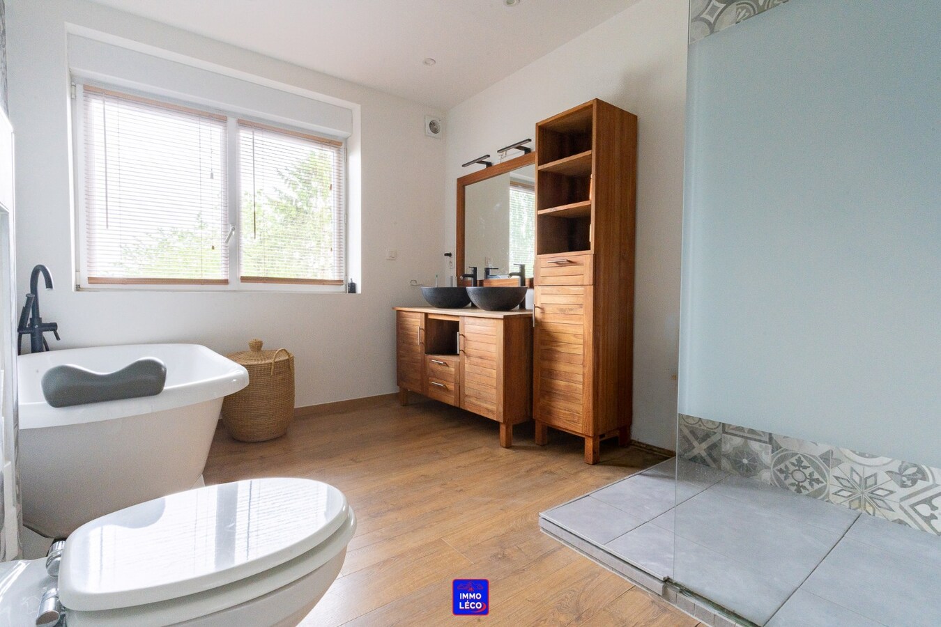 Maison "Bel-Etage" entièrement rénovée avec garage et grand jardin. COUP DE COEUR ! 