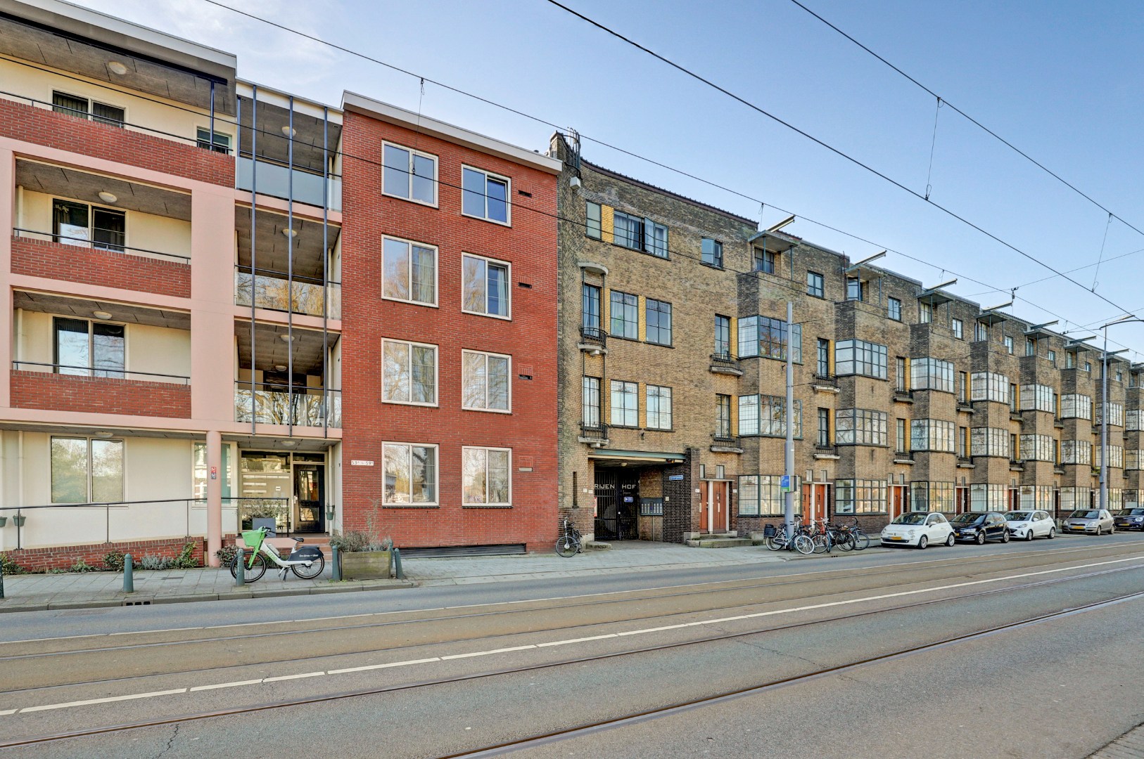 Luxe uitgevoerde 2- (voorheen 3) kamer appartement op de 3e etage met fraaie keuken, badkamer, balkon met uitzicht en gelegen op eigen grond. 