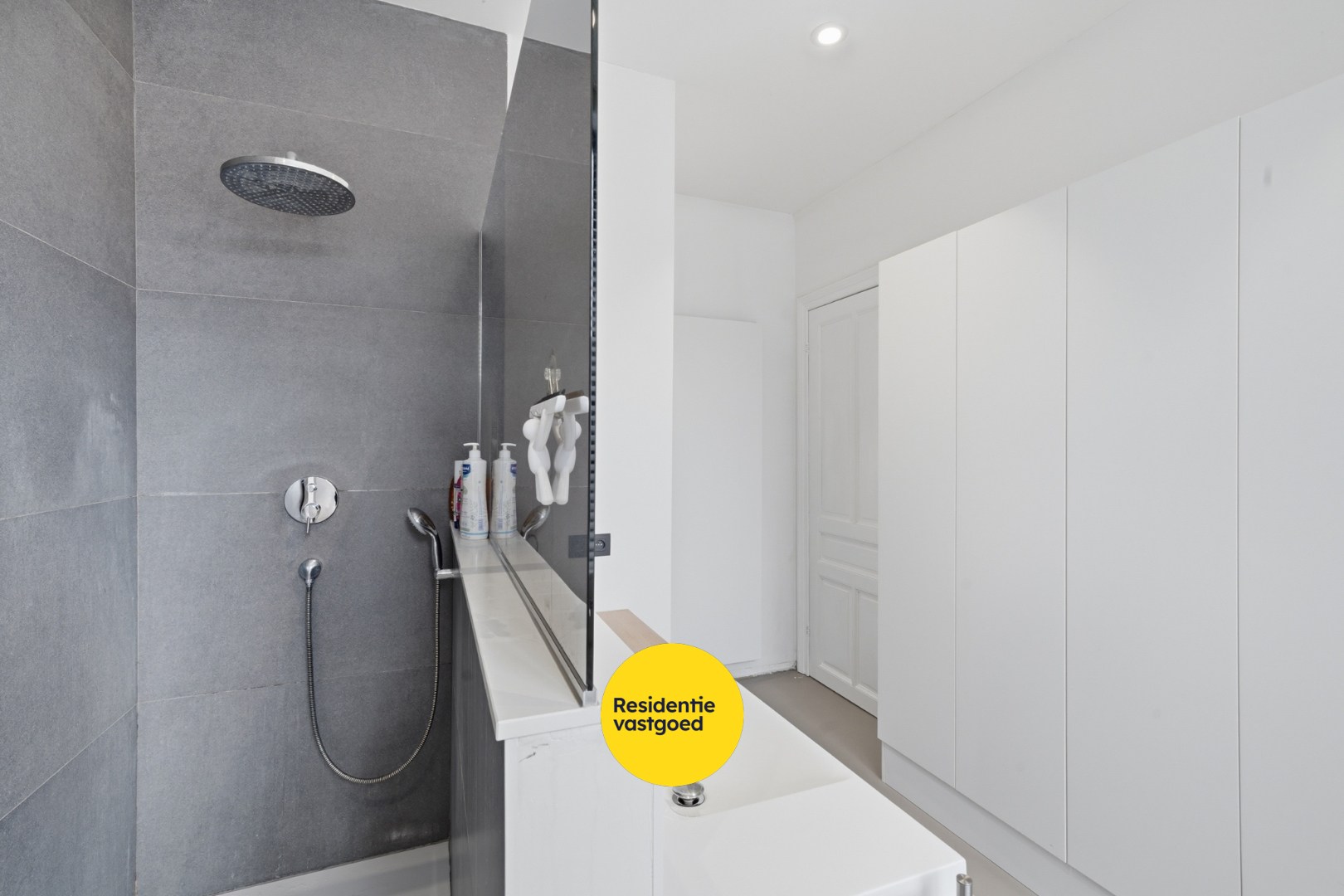 Volledig gerenoveerde woning met zonnige buitenruimte 