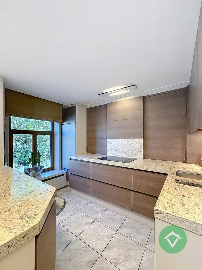 Deze instapklare handelswoning is gelegen in het centrum op een commerciële topligging op de markt van Koekelare 