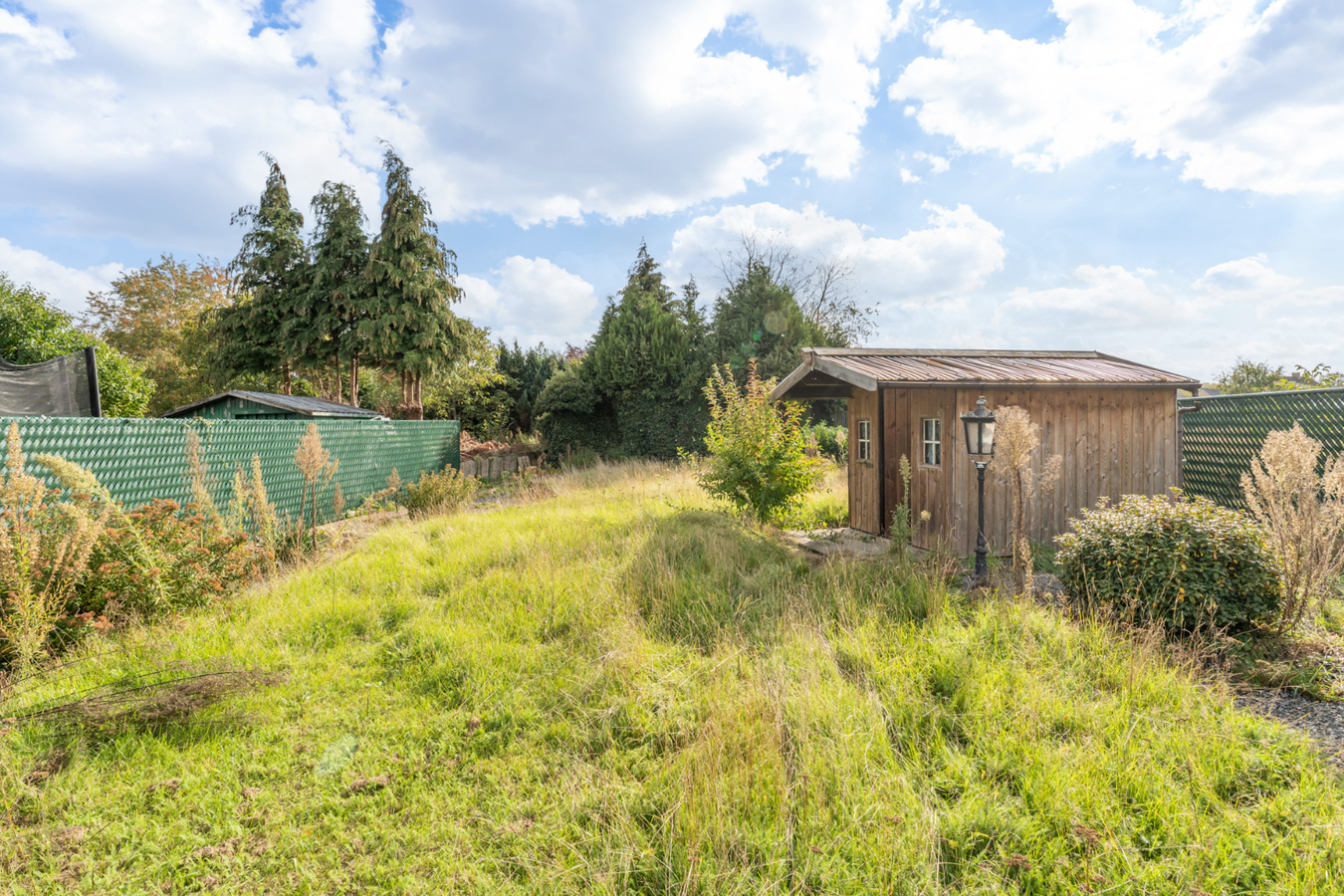 Op te frissen, halfvrijstaande gelijkvloerse woning gelegen in een rustige omgeving op 8a58ca. 