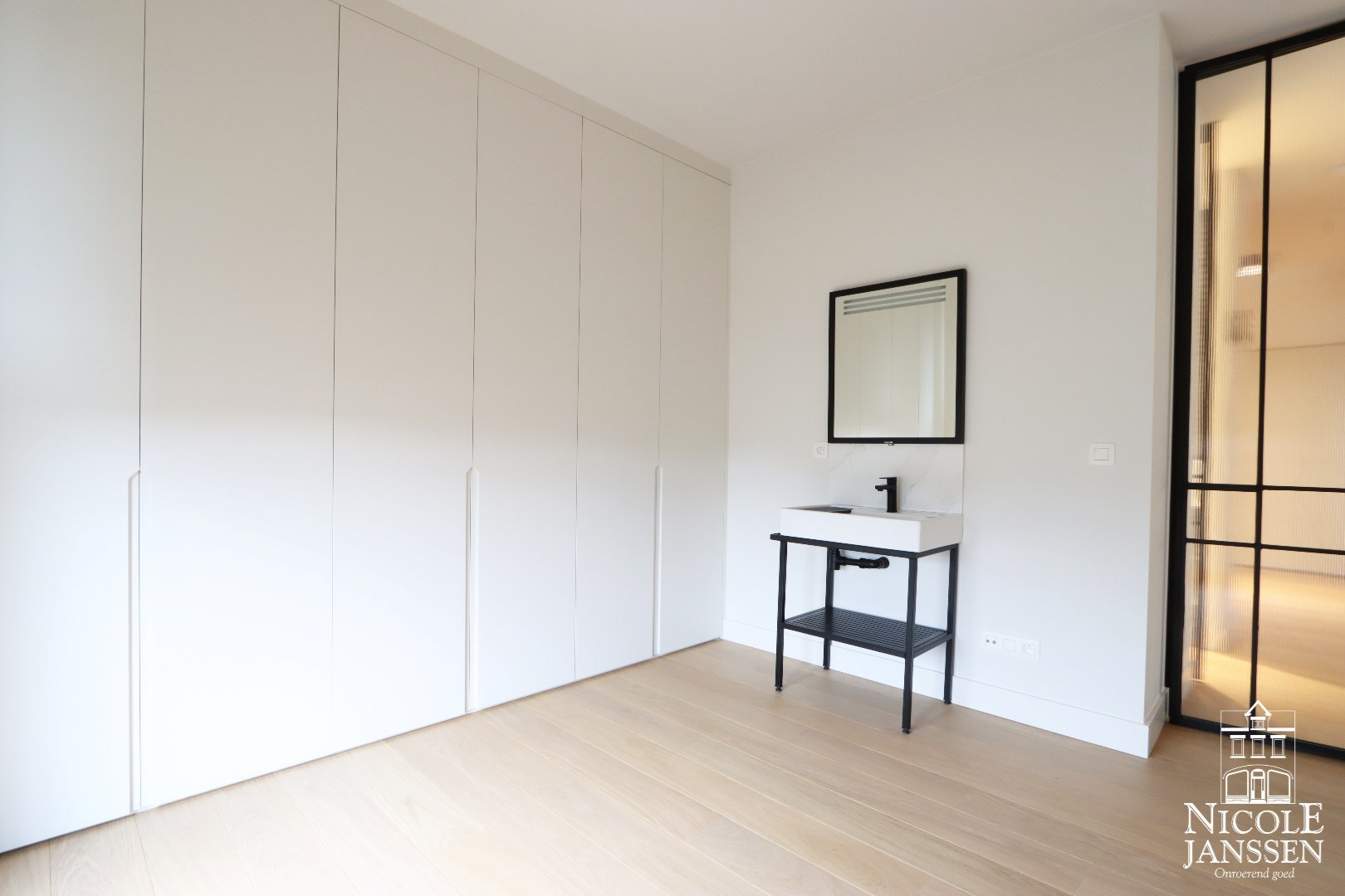 Tweede slaapkamer met ingebouwde kasten en wastafel