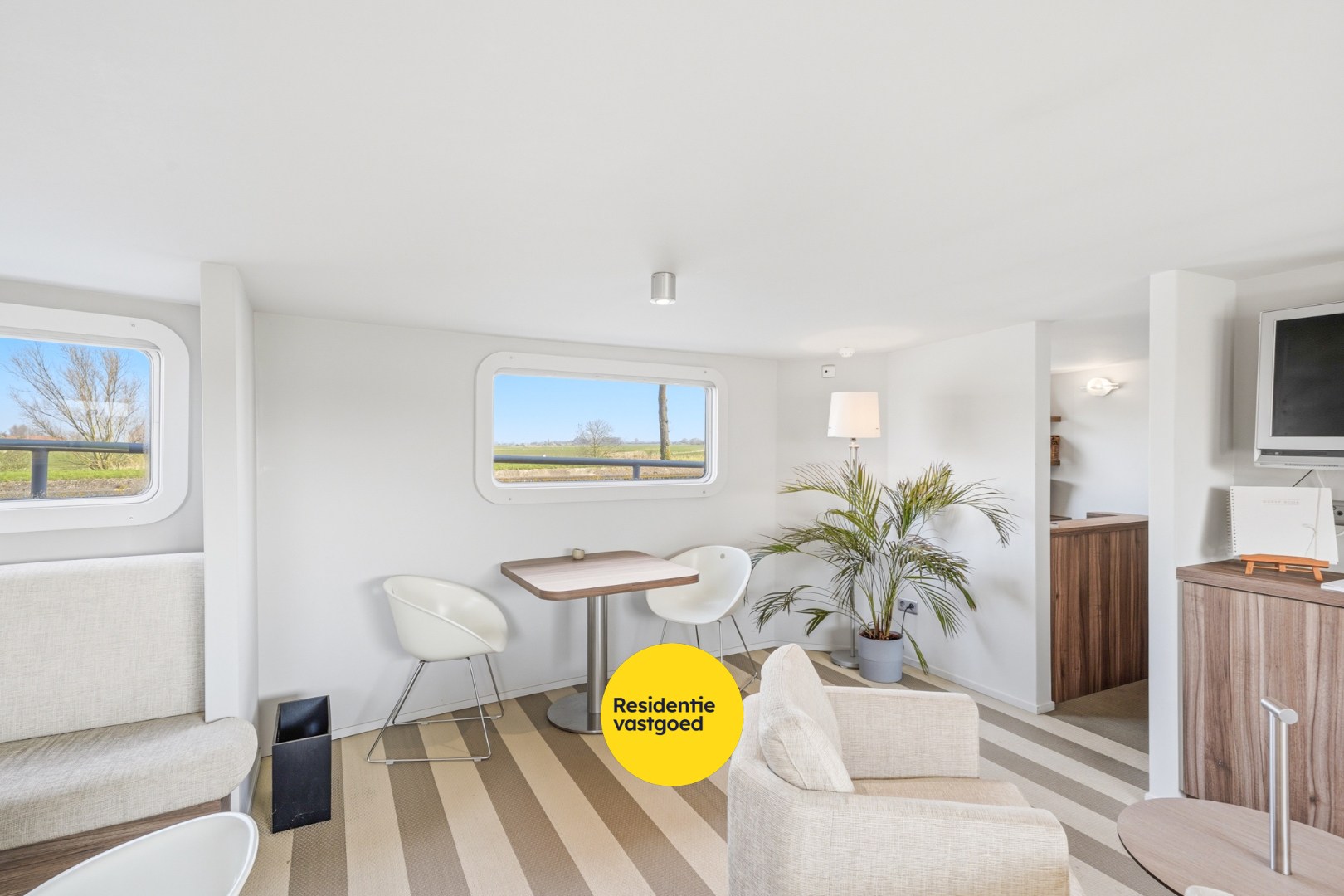 Unieke woonboot met B&amp;B en vergunde ligplaats in Plassendale 