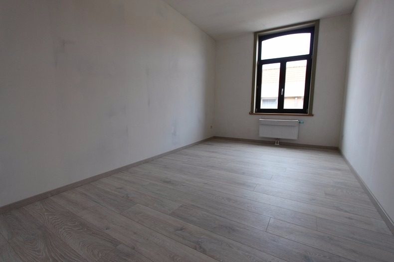 Volledig vernieuwde woning met 5 slaapkamers en dressing in centrum Leffinge 