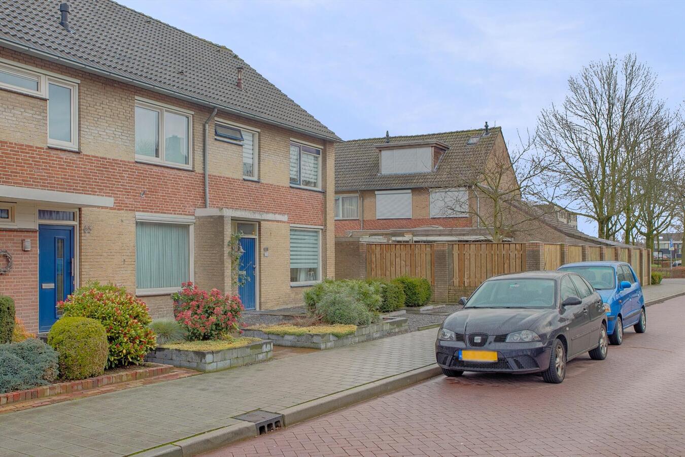 Halfvrijstaande woning met berging en vrije achterom gelegen in een rustige wijk in Bladel. 