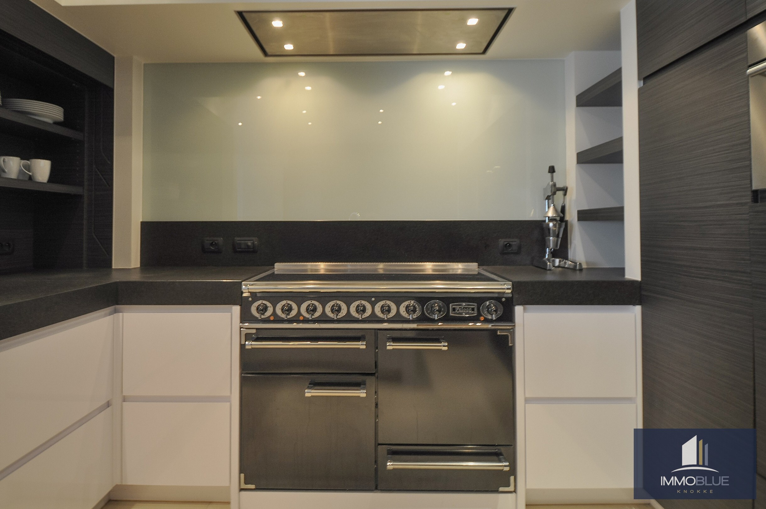 Topaanbieding – Uitzonderlijk ruim appartement gelegen in een stijlvolle residentie. 