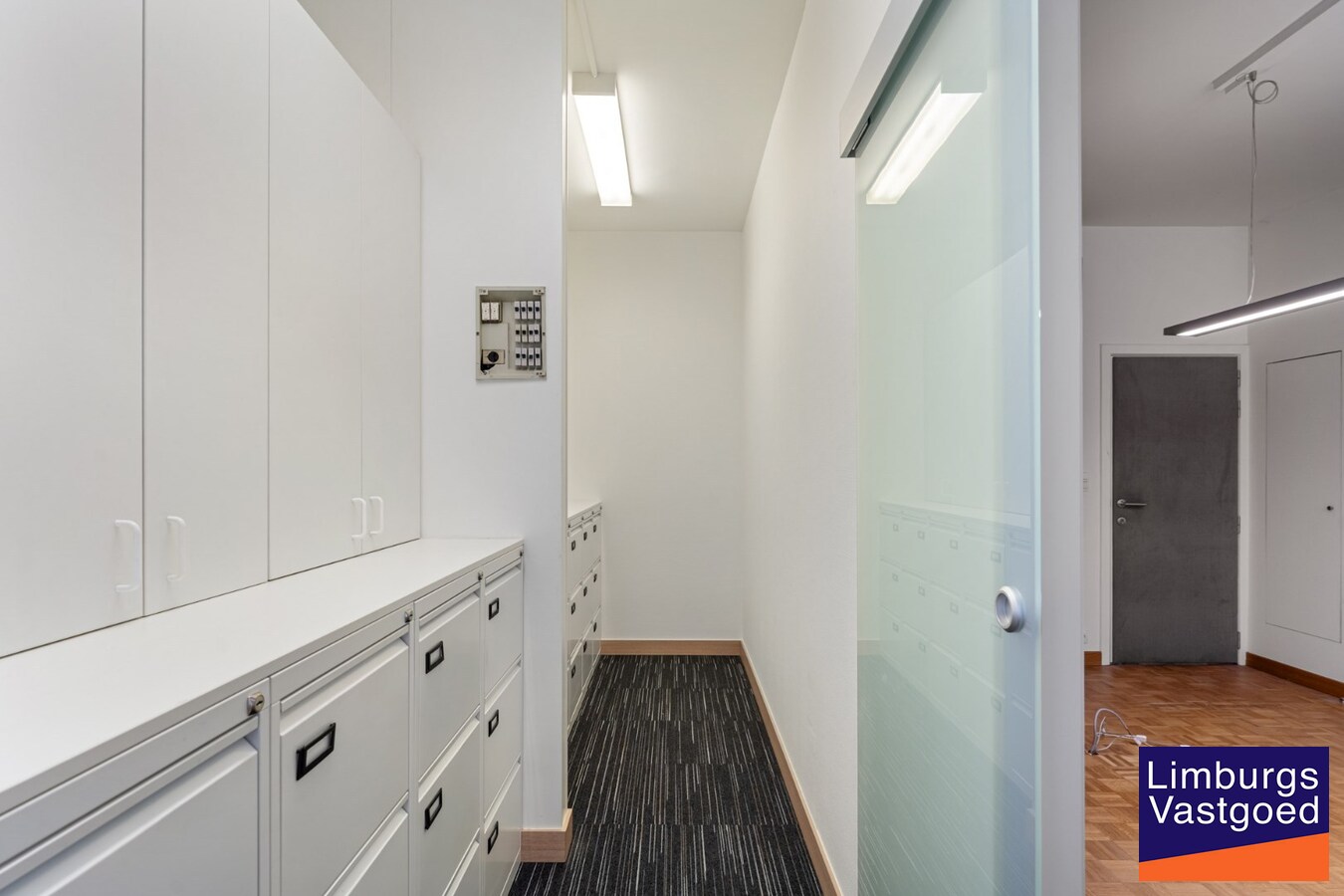 Handelspand/Kkantoor/ vrijberoep TE HUUR op toplocatie, 226m², ruime parkeergelegenheid 