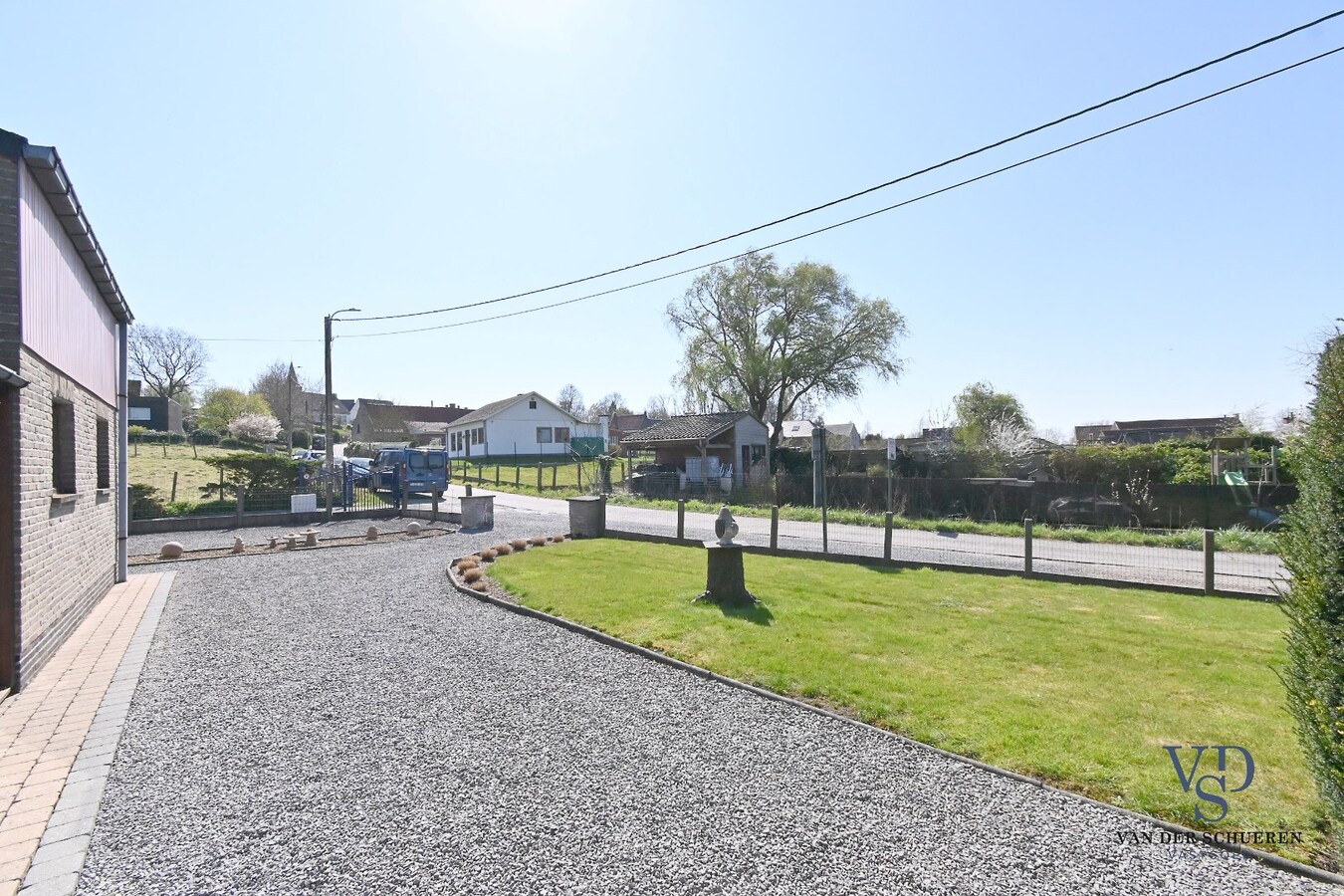 Op te frissen half open bebouwing 