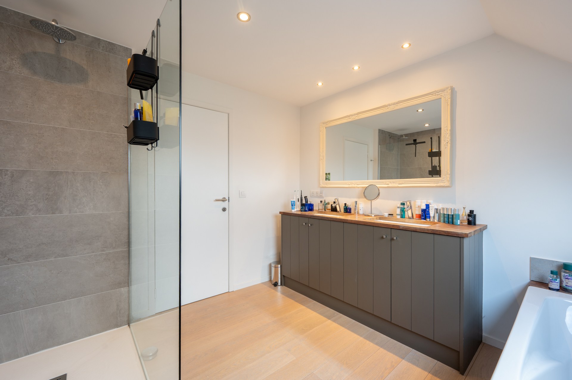 prachtig gerenoveerde alleenstaande villa geniet van een uitstekende centrale ligging, op slechts enkele minuten van het centrum van Knokke. 