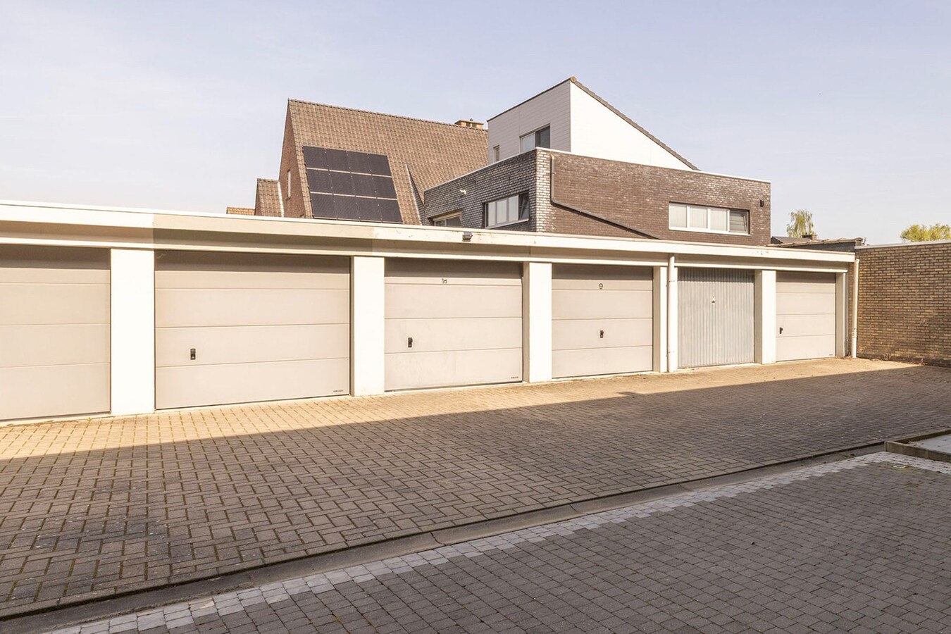 Instapklaar gelijkvloers met 2 slpks en garagebox 