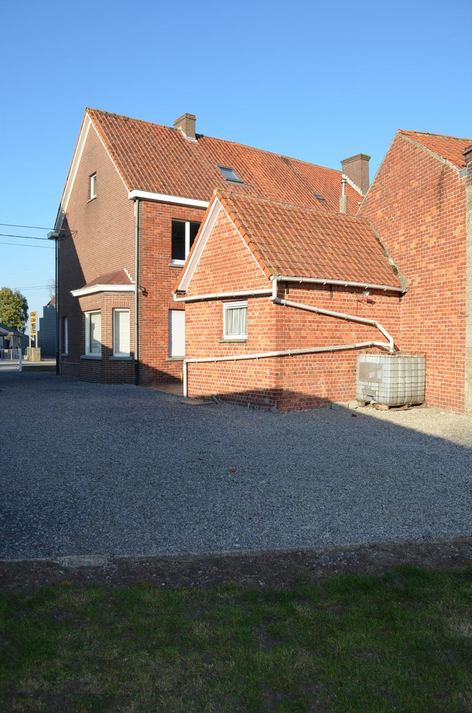 Op te frissen woning op 540m² met 3 slpks, garage en tuin te Adegem 
