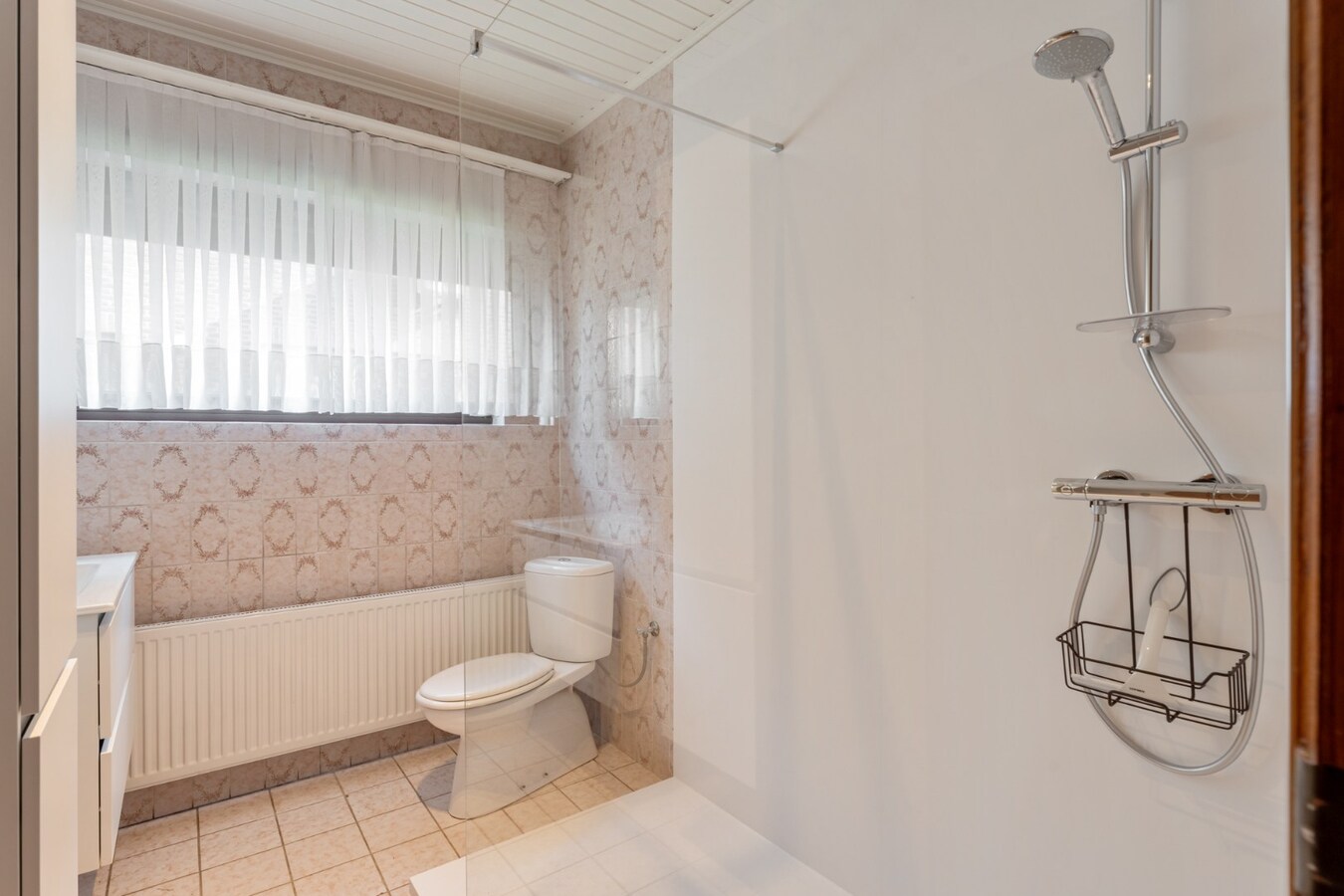 Zeer goed onderhouden gelijkvloerse gezinswoning op een riant perceel van 19a75ca op een rustige locatie te Schalkhoven, een deelgemeente van Hoeselt. 