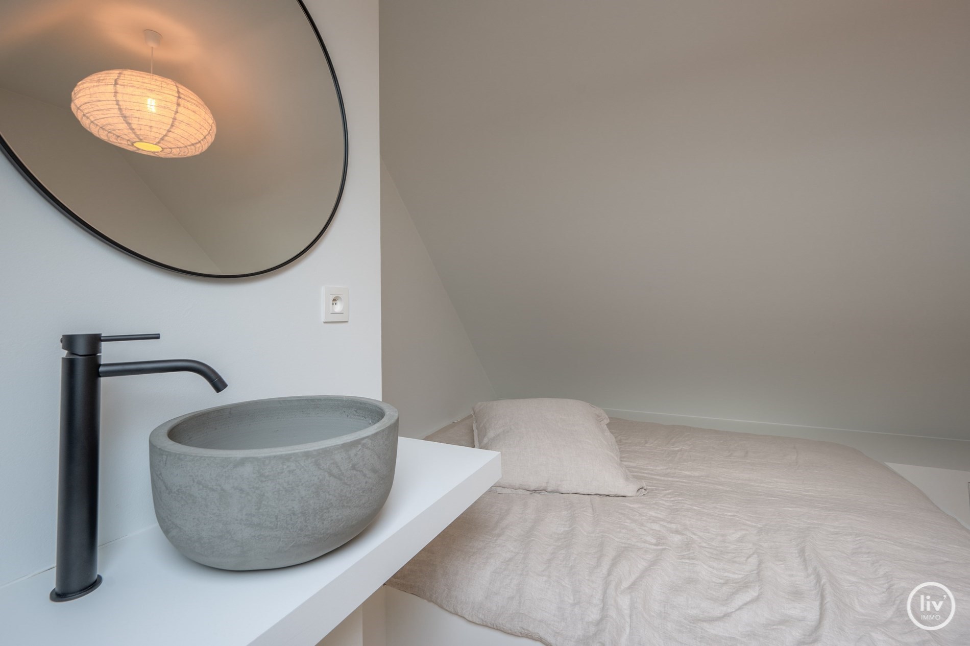 Superbe appartement en duplex magnifiquement rénové avec une spacieuse terrasse orientée vers l'ouest, situé sur la Lippenslaan à Knokke. 