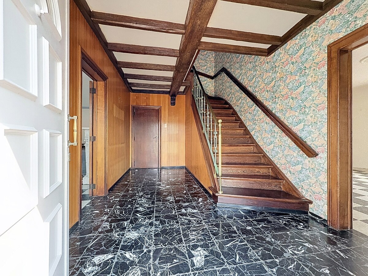 Karaktervolle woning met grote garage nabij centrum St.-Lievens-Houtem 